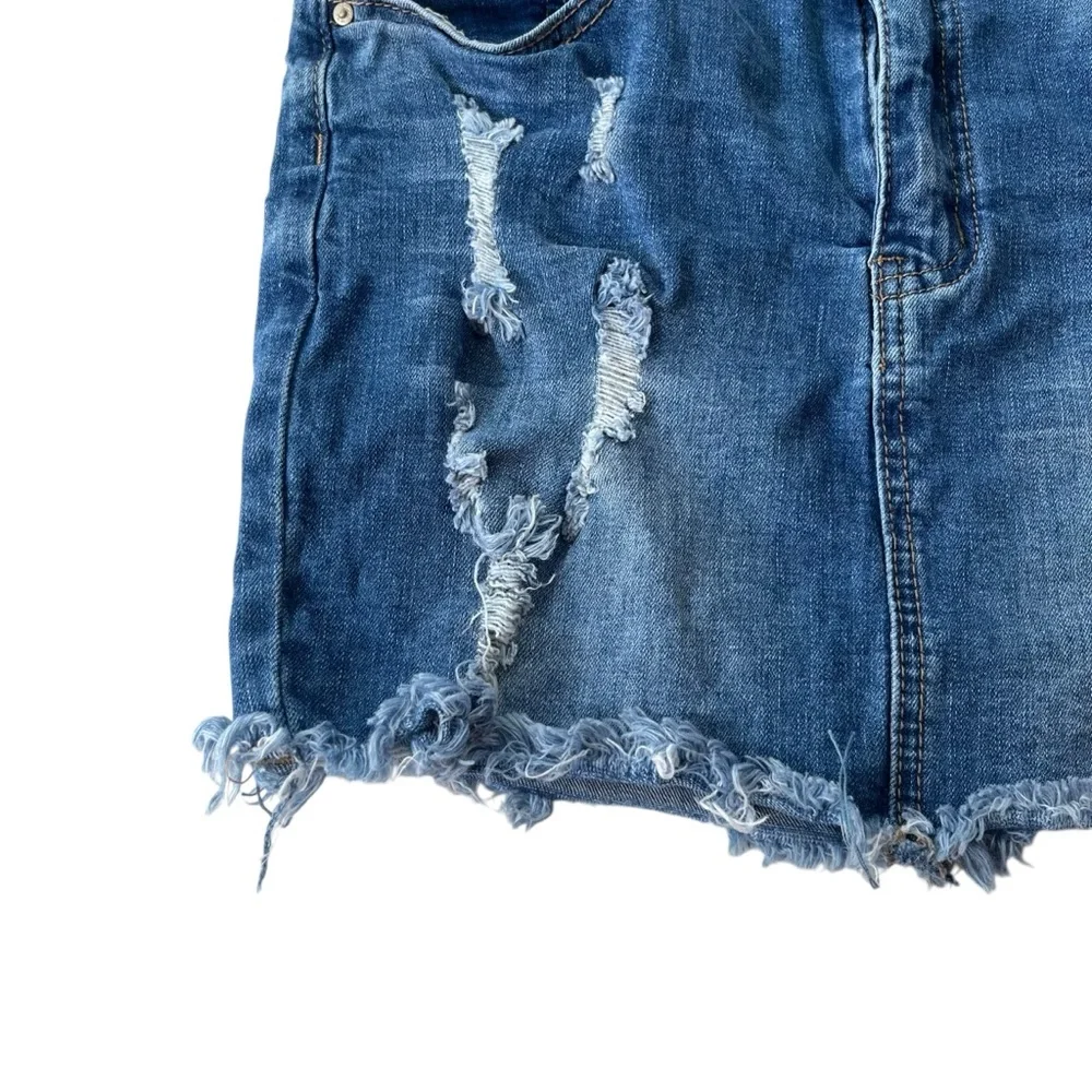 Wax Jean Women’s M Medium Wash Distressed Raw Hem Hi-Rise Mini Jean Skirt #90114